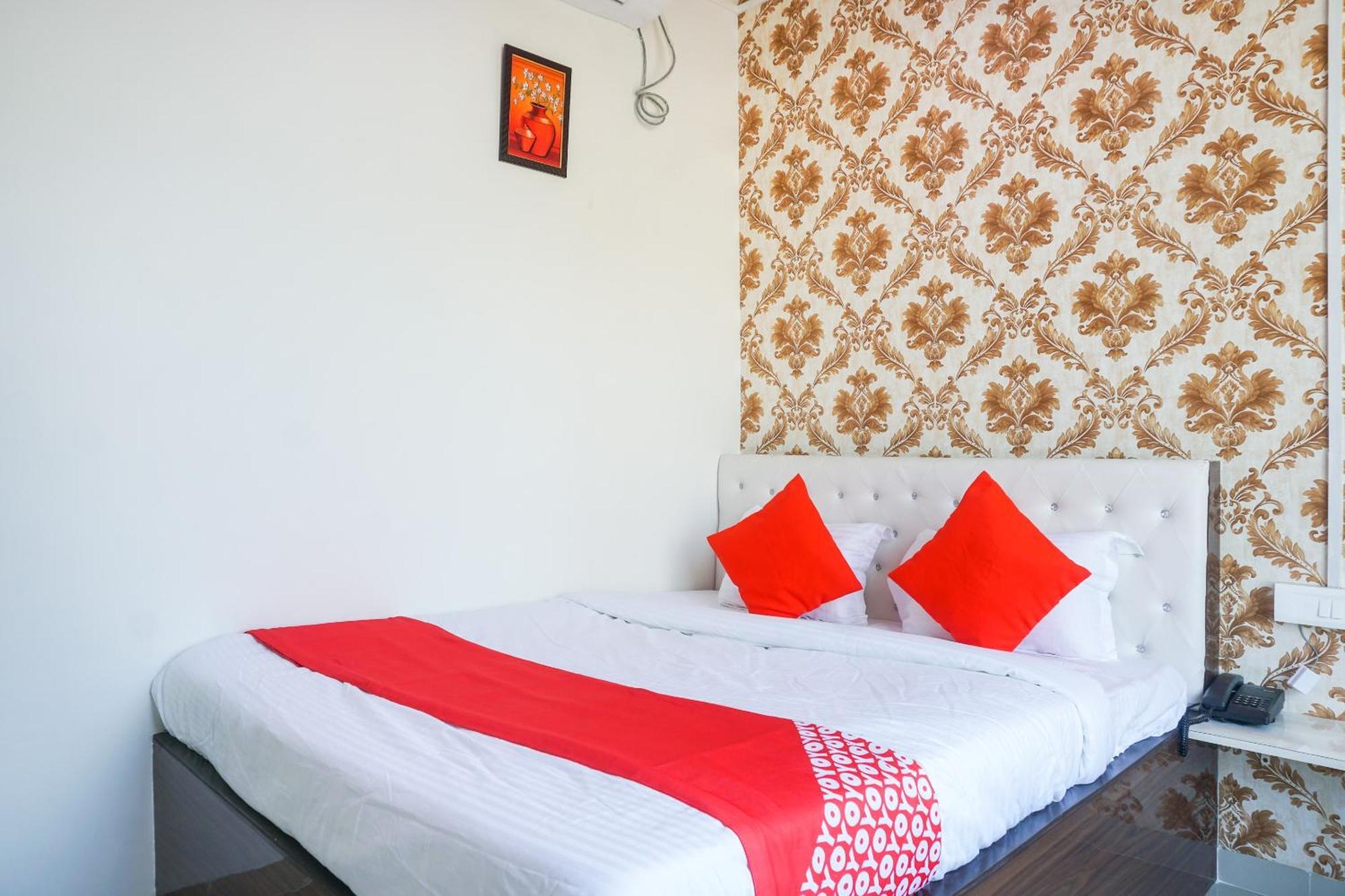 OYO 46725 Nitya Executive Hotel Phursungi Exterior foto