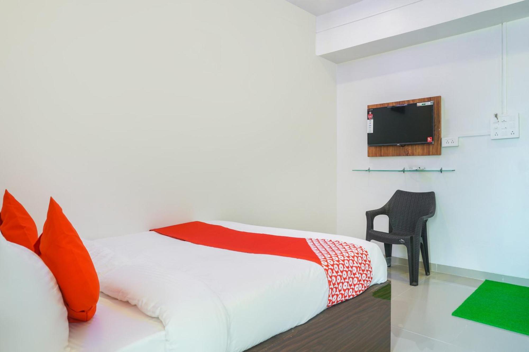 OYO 46725 Nitya Executive Hotel Phursungi Exterior foto