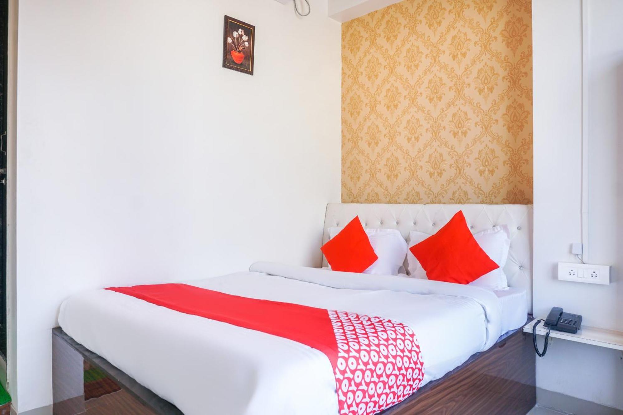 OYO 46725 Nitya Executive Hotel Phursungi Exterior foto