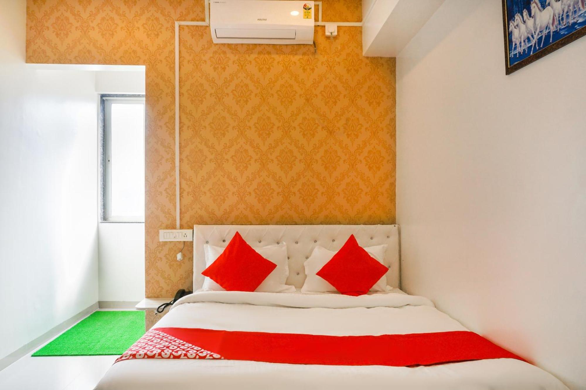 OYO 46725 Nitya Executive Hotel Phursungi Exterior foto